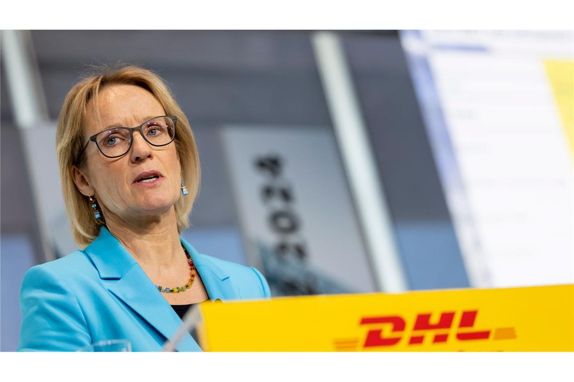 DHL-Finanzvorständin Melanie Kreis spricht zu Journalisten.