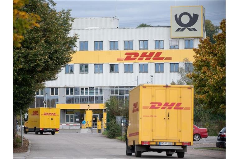 DHL-Lastwagen fahren auf ein DHL-Frachtzentrum zu. Foto: Sebastian Gollnow/dpa