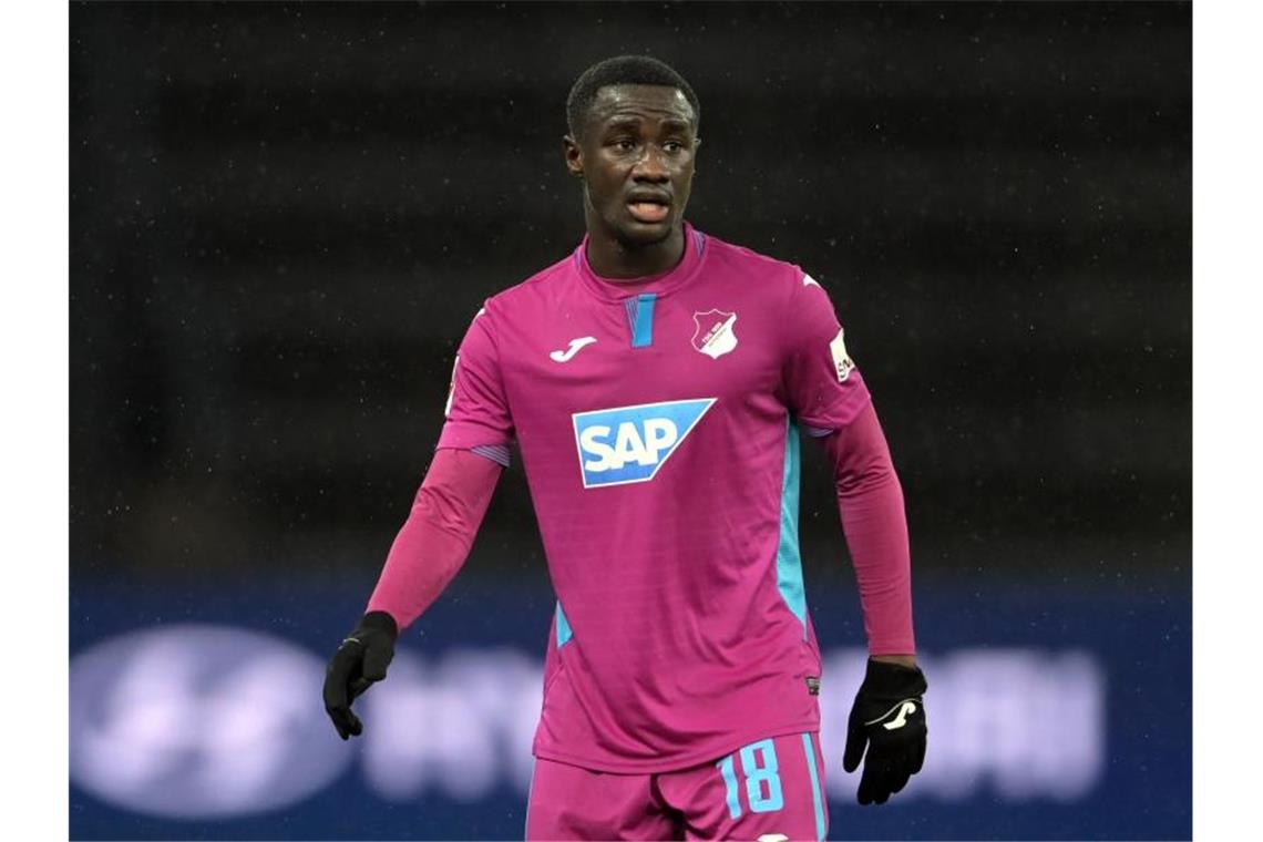 Diadie Samassékou von der TSG 1899 Hoffenheim steht auf dem Platz. Foto: Soeren Stache/dpa-Zentralbild/ZB/Archivbild