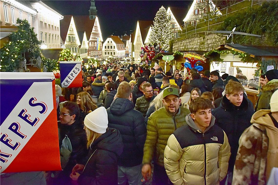 Dicht an dicht schoben sich am Samstagabend die Marktbesucher auf der Marktstraß...