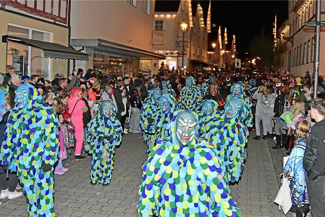 Dicht an dicht stehen die Faschingsfans am Straßenrand und feiern mit den Murrha...