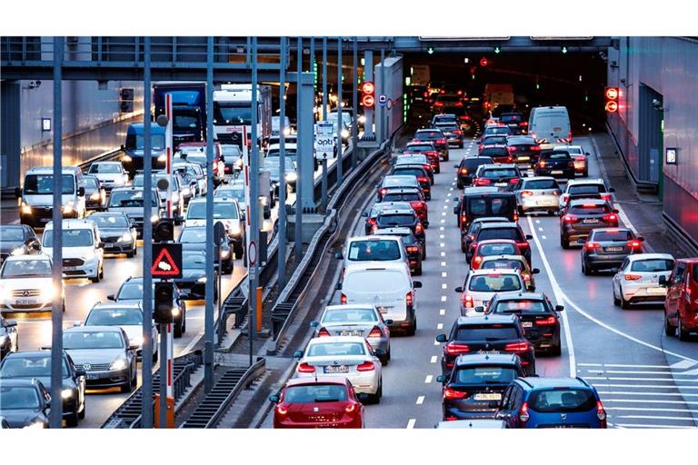 Dichter Verkehr schiebt sich im Berufsverkehr am Morgen in den Tunnel Heckenstallerstraße in München.