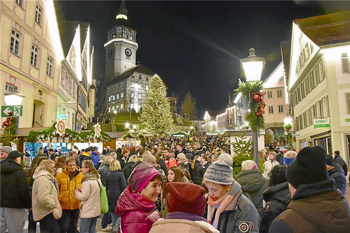 Dichtes Gedränge am Samstagabend: Von Lichterglanz und Budenzauber ließen sich viele in Weihnachtsstimmung bringen. Gespräche und Begegnungen taten ihr Übriges.