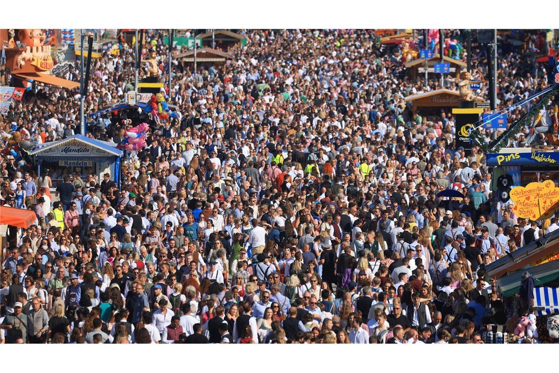 Dichtes Gedränge am Samstagnachmittag auf dem Oktoberfest.