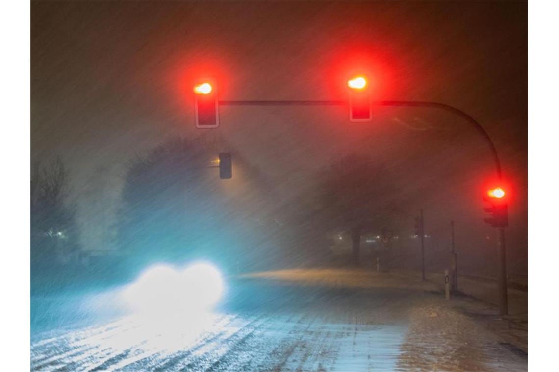 Schneesturm fegt über Deutschland - Meterhohe Verwehungen Dichtes Schneetreiben bei Detmold. Behörden hatten appelliert, dass Autofahrer, wenn überhaupt nötig, nur mit vollem Tank, Winterreifen und Decken zum Wärmen loszufahren sollten. Foto: Lino Mirgeler/dpa