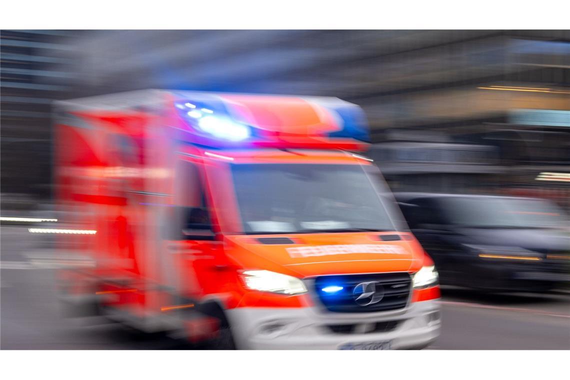 Die 14-Jährige wurde vom Rettungsdienst in ein Krankenhaus gebracht. (Symbolbild)