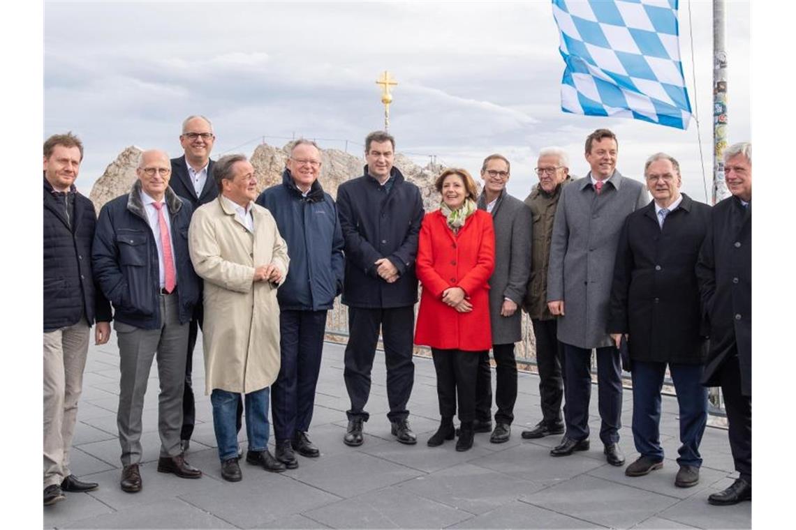 Ministerpräsidenten uneinig über Föderalismus-Reform Die 16 Ministerpräsidenten posieren für ein Gruppenfoto auf der Zugspitze. Foto: Peter Kneffel/dpa