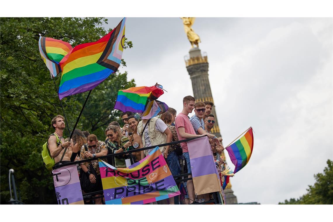 Die 75 Wagen und Dutzende Fußgruppen, die sich zu Lady Gagas "Born this way" in Bewegung gesetzt hatten, zogen bis zur Siegessäule.