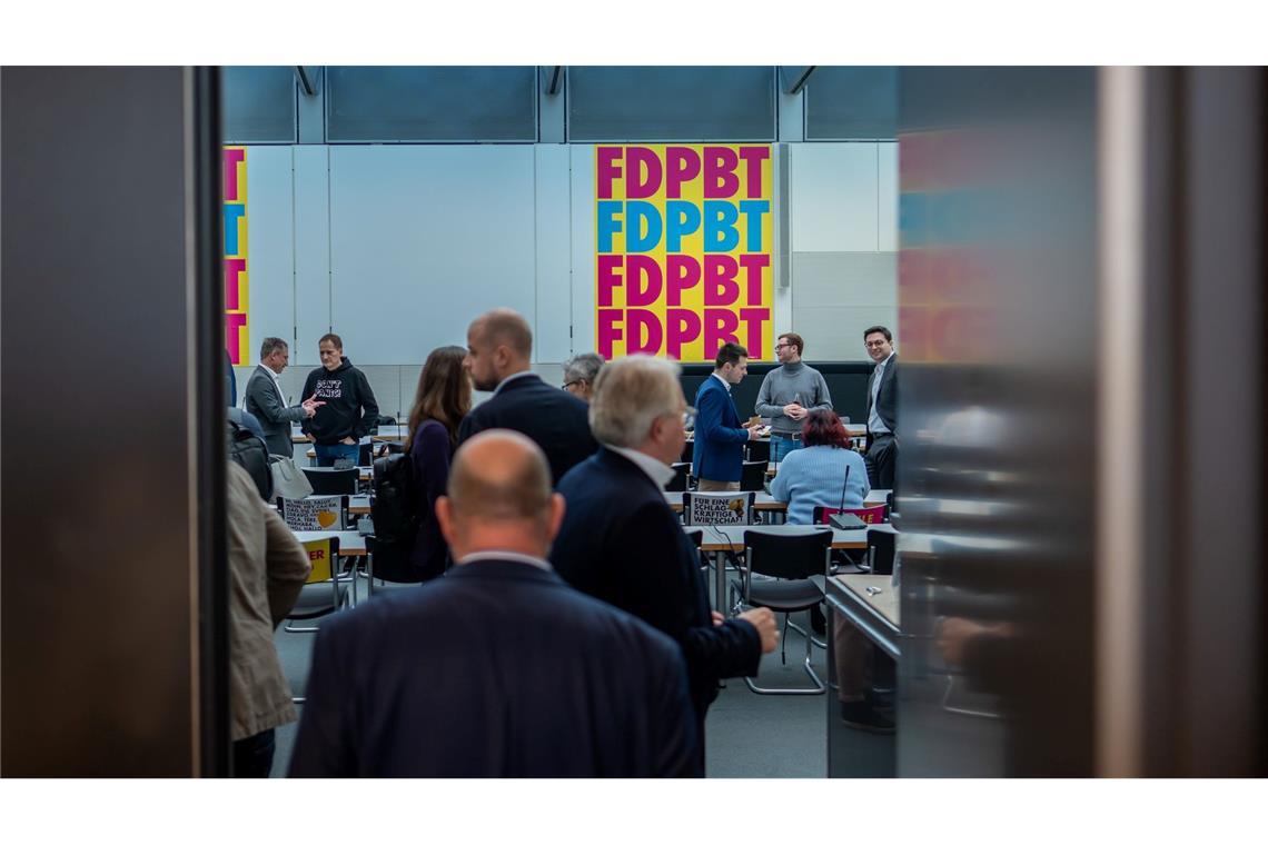 "Keine Beerdigung" - FDP-Fraktion tagt nach Wahlpleite Die Abgeordneten beim Eintreffen zur wohl letzten Sitzung der aus dem Bundestag geflogenen FDP.