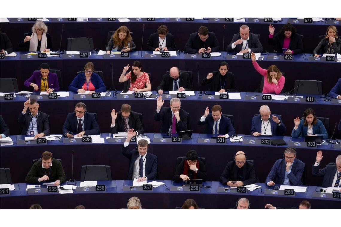 Die Abgeordneten des Europarlaments in Straßburg stimmen mehrheitlich für ein Gesetz mit Regeln zur Künstlichen Intelligenz. Demnach sollen KI-Systeme künftig in verschiedene Risikogruppen eingeteilt werden. Je höher die potenziellen Gefahren einer Anwendung sind, desto höher sollen die Anforderungen sein.