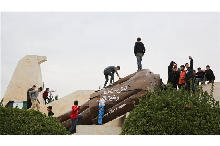 Die abgerissene Statue des ehemaligen syrischen Präsidenten Hafez al-Assad in der syrischen Stadt Hama. Nach mehr als 50 Jahren endet in Syrien die Herrschaft der Assad-Familie.