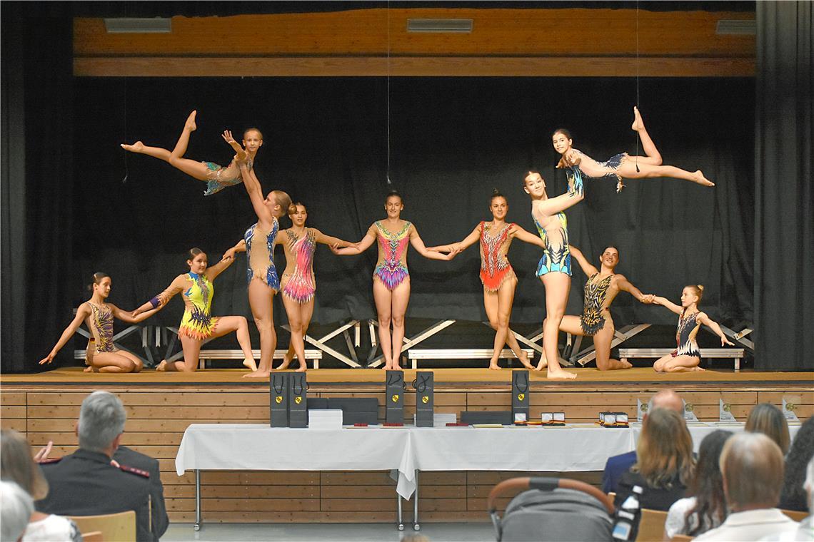 Die Abteilung Sportakrobatik der SKG Erbstetten führt einen beeindruckenden Showtanz auf der Bühne vor. Fotos: Tobias Sellmaier