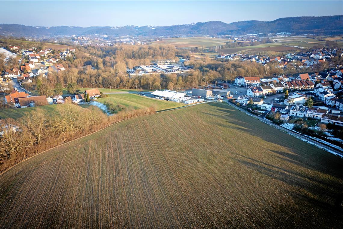 Die Ackerfläche im Vordergrund soll zum großen Teil bebaut werden. Foto: Alexander Becher 