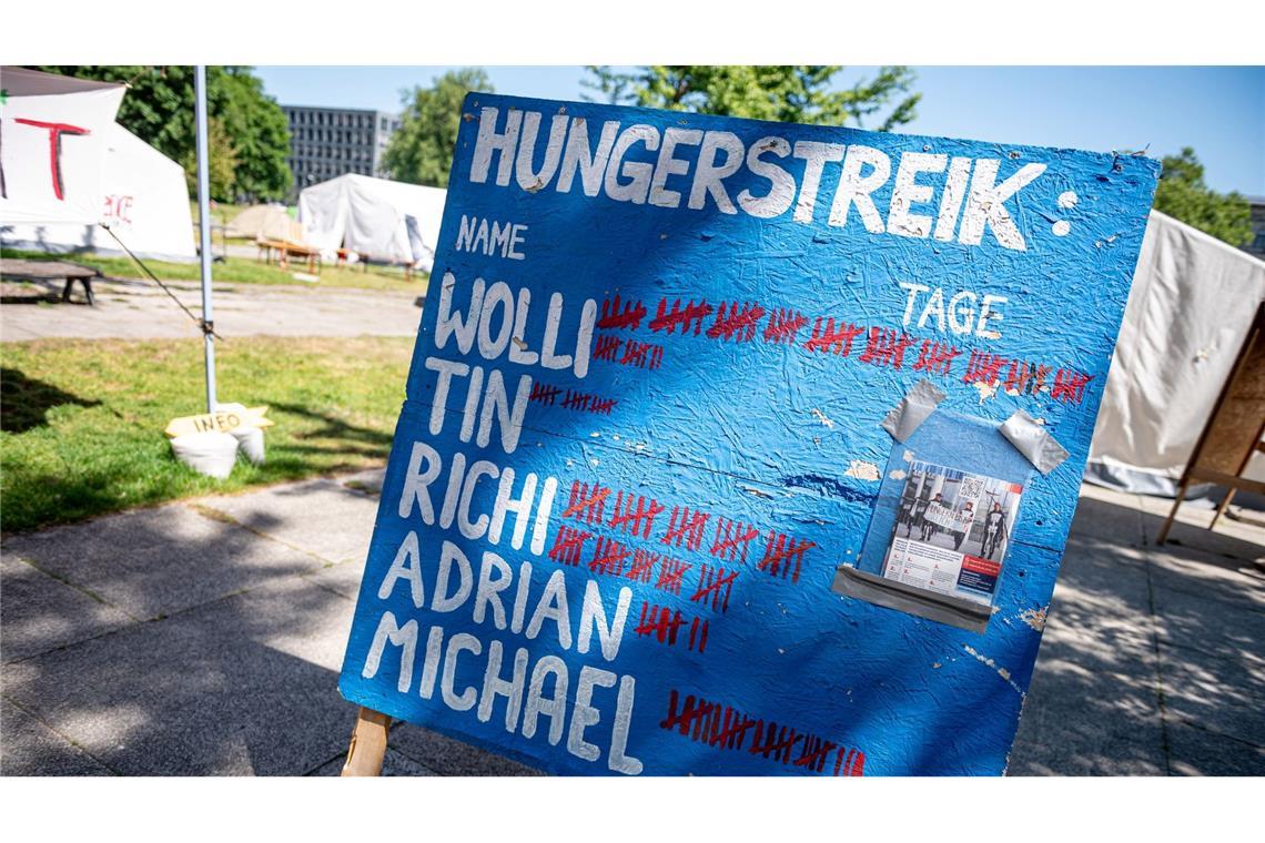 Die Aktivisten wollen mit einem Hungerstreik eine Regierungserklärung des Kanzlers zum Klima erzwingen.