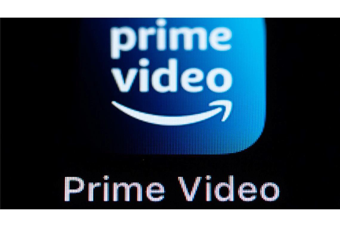 Die Amazon Prime Video-Anwendung auf dem Display eines iPhone SE zu sehen. Die Verbraucherzentrale NRW hat eine Sammelklage gegen das Unternehmen angekündigt. (Illustration)