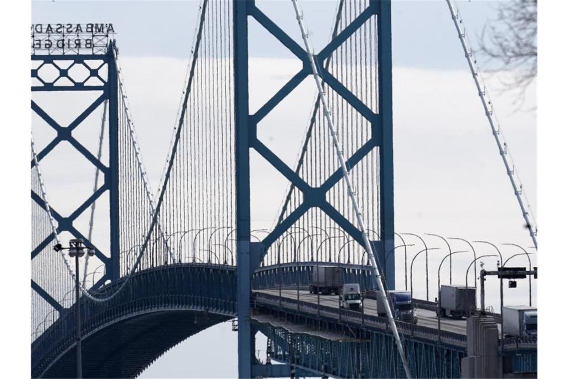 Kanada: Nationaler Notstand verhängt - Grenzbrücke ist frei Die Ambassador Bridge ist eine wichtige Grenzbrücke zwischen der Stadt Windsor in Kanada und Detroit in den USA. Demonstrierende hatten sie fast eine Woche lang blockiert. Foto: Paul Sancya/AP/dpa