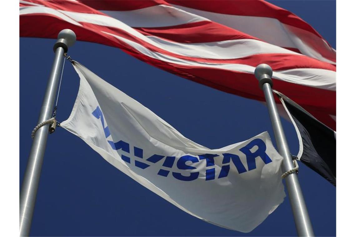 Die amerikanische und die Navistar-Flagge wehen vor dem Firmensitz des Lkw-Herstellers Navistar. Foto: Tannen Maury/EPA/dpa