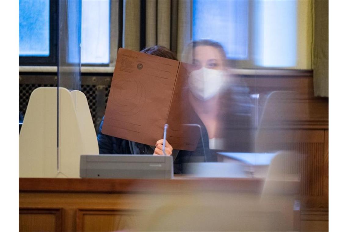 Die Angeklagte (l) nimmt an einem Prozess im Schwurgerichtssaal im Landgericht Tübingen teil. Foto: Marijan Murat/dpa