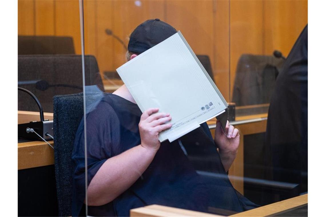 Ließ Missbrauch ihres eigenen Sohnes zu - Haft für Mutter Die Angeklagte zu Beginn des Prozesses im Missbrauchskomplex Münster. Jetzt fiel das Urteil. Foto: Guido Kirchner/dpa