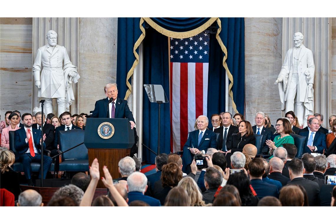 Die Antrittsrede hielt Trump wegen klirrender Kälte im Inneren des Kapitols.