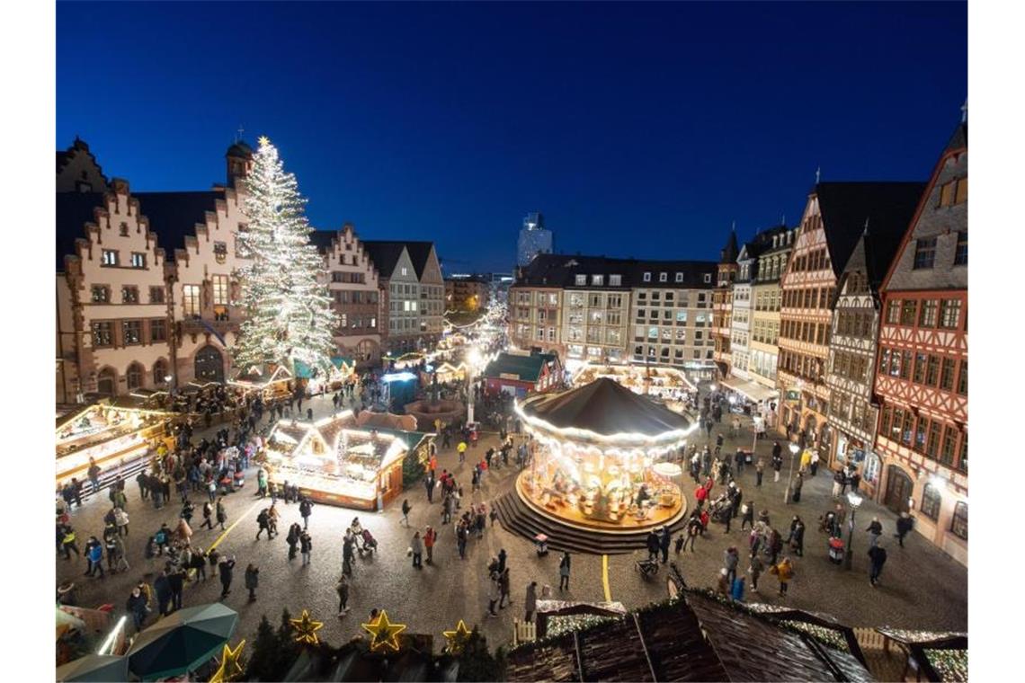 Bummeln mit Abstand und Maske - Weihnachtsmärkte öffnen Die Anzahl der Besucher des Frankfurter Weihnachtsmarktes ist überschaubar. Foto: Boris Roessler/dpa