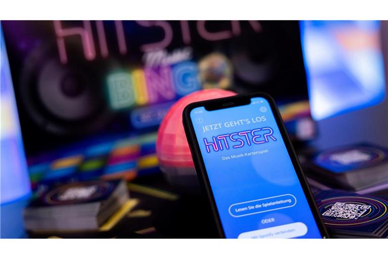 Die App spiel die Musik ein, die Spieler müssen danach die Karten sortieren: Hitster gilt als erfolgreiches Hybrid-Spiel.