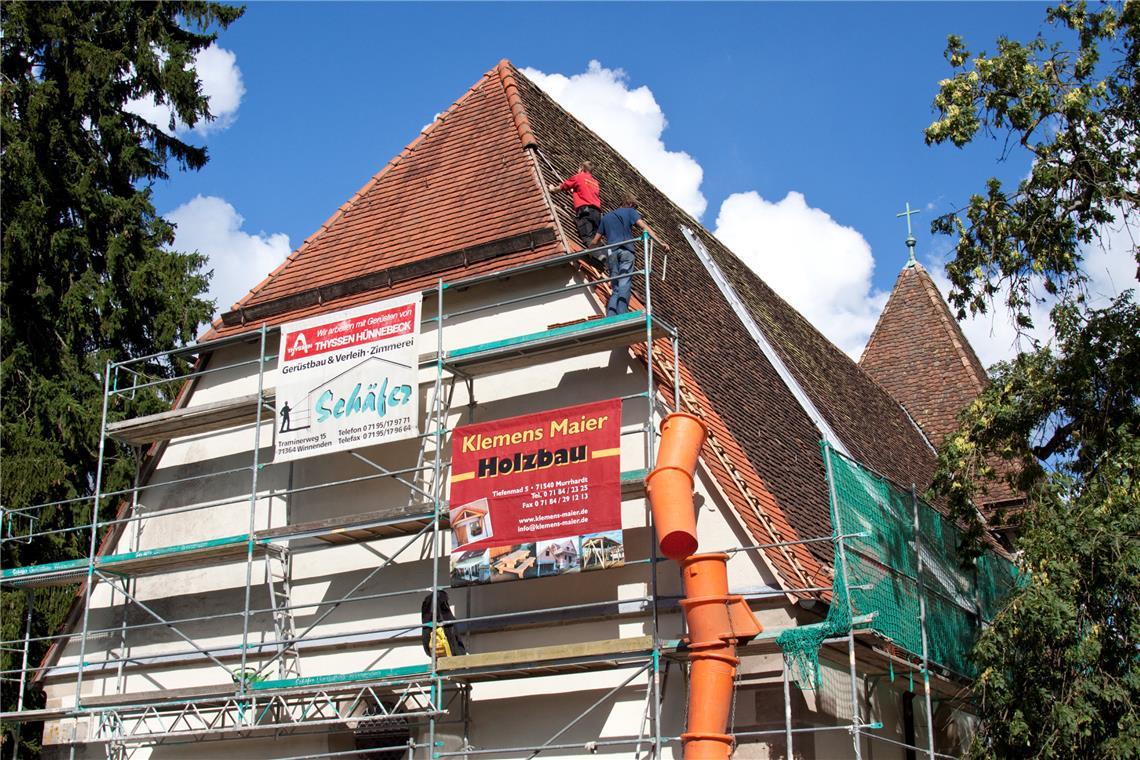 Die Arbeit erfolgt teils an sehr steilen Dächern beziehungsweise Dachstühlen. Die Aufnahme zeigt das Team von Klemens Maier bei der Sanierung der Walterichskirche in Murrhardt im Jahr 2010. Archivfoto: Jörg Fiedler