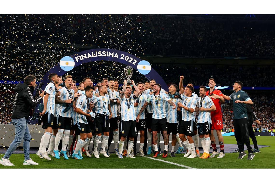 Die argentinische Fußball-Nationalmannschaft feiert ihren Sieg bei der Finalissima 2022 über Italien.