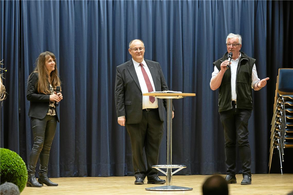 Die Aspacher Bürgermeisterin Sabine Welte-Hauff, Dekan Rainer Köpf und Pfarrer Martin Kaschler (von links) sprechen über das Miteinander im Alltag. Foto: Alexander Becher