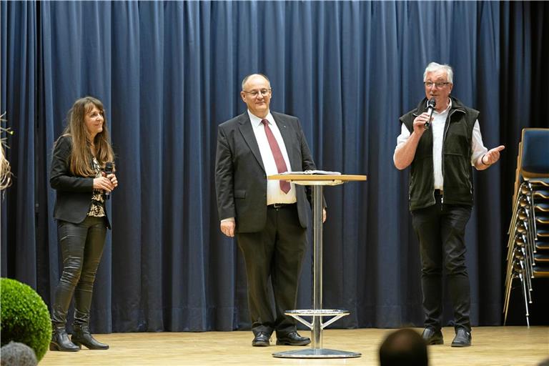 Die Aspacher Bürgermeisterin Sabine Welte-Hauff, Dekan Rainer Köpf und Pfarrer Martin Kaschler (von links) sprechen über das Miteinander im Alltag. Foto: Alexander Becher