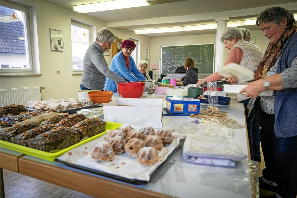 Die Aspacher Landfrauen zeigen vollen Einsatz in den einzelnen Produktionsabschnitten der Weihnachtsbäckerei.  Foto: Alexander Becher