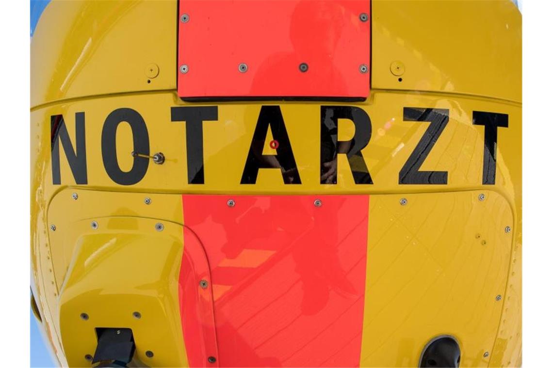 Mann nach Schüssen in Gewerbegebiet verhaftet Die Aufschrift Notarzt steht auf der Unterseite eines Rettungshubschraubers. Foto: Fabian Sommer/dpa/Symbolbild