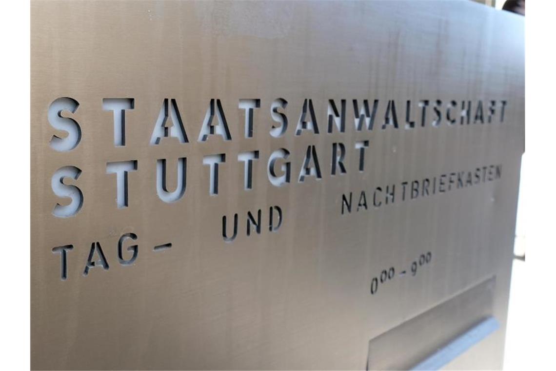 Duo wegen Drohschreiben und Brandanschlag angeklagt Die Aufschrift „Staatsanwaltschaft Stuttgart“ steht vor dem Gebäude der Staatsanwaltschaft auf einem Briefkasten. Foto: Bernd Weissbrod/dpa/Archivbild