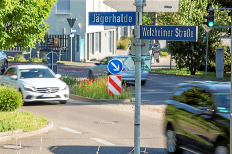 Die Ausfahrt aus der Jägerhalde in die Welzheimer Straße ist eine der Stellen, die neu gestaltet werden sollen. Archivfoto: Alexander Becher