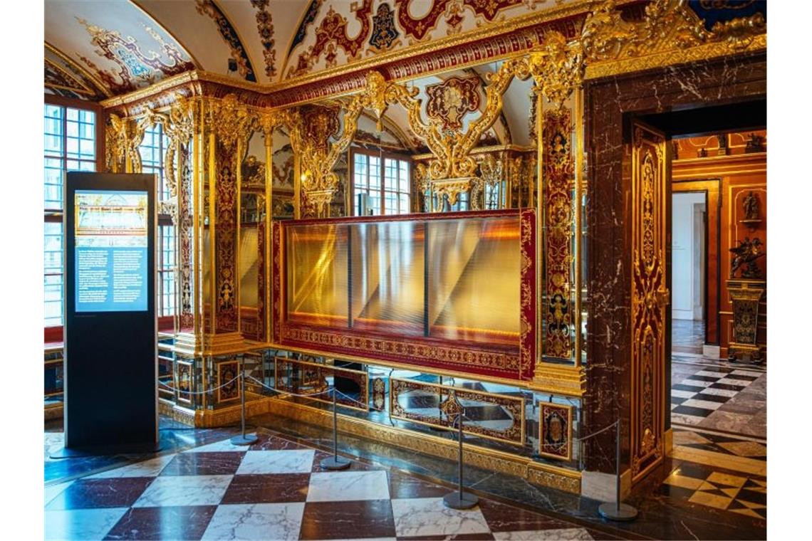 Dresdner Juwelendiebstahl: Suche nach weiteren Verdächtigen Die ausgeraubte und nun ausgestellte Vitrine im Juwelenzimmer des Historischen Grünen Gewölbes im Residenzschloss. Foto: Oliver Killig/dpa-Zentralbild/dpa