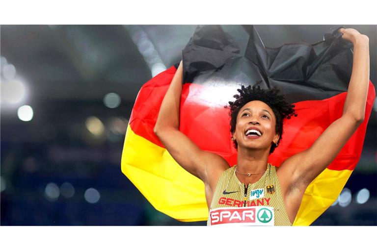 Die Ausnahmeerscheinung der deutschen Leichtathletik beim Feiern ihres EM-Titels in Rom: Malaika Mihambo