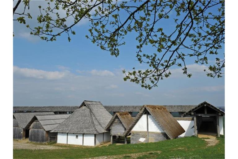 Die Außenansicht zeigt die Nachbauten der keltischen Heuneburg bei Herbertingen. Foto: Patrick Seeger/dpa/Archivbild