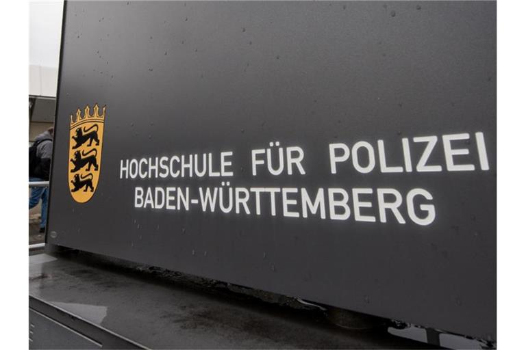 Die Außenaufnahme zeigt die Eingangstafel der Polizeifachhochschule. Foto: Patrick Seeger/dpa/Archiv