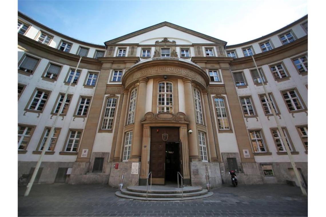 Beil-Attacke in Restaurant: Mann in Psychiatrie eingewiesen Die Außenfassade des Land- und Amtsgerichtes. Foto: Fredrik von Erichsen/dpa/Archivbild