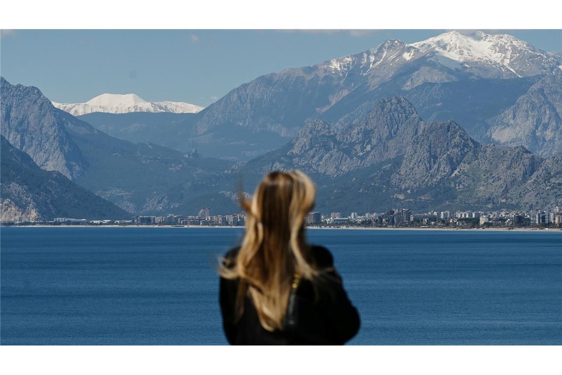 Die Aussicht genießen: Die Aussichtsplattform des Alten Hafens von Antalya mit Blick auf die schneebedeckten Berggipfel.