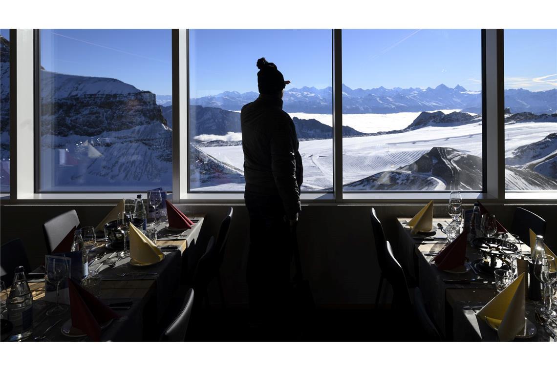 Die Aussicht über die Alpen genießen. Das Panorama-Bergrestaurant im Schweizer Ski-Gebiet Glacier 3000 ist zwei Jahre nach einem Brand neu eröffnet worden.