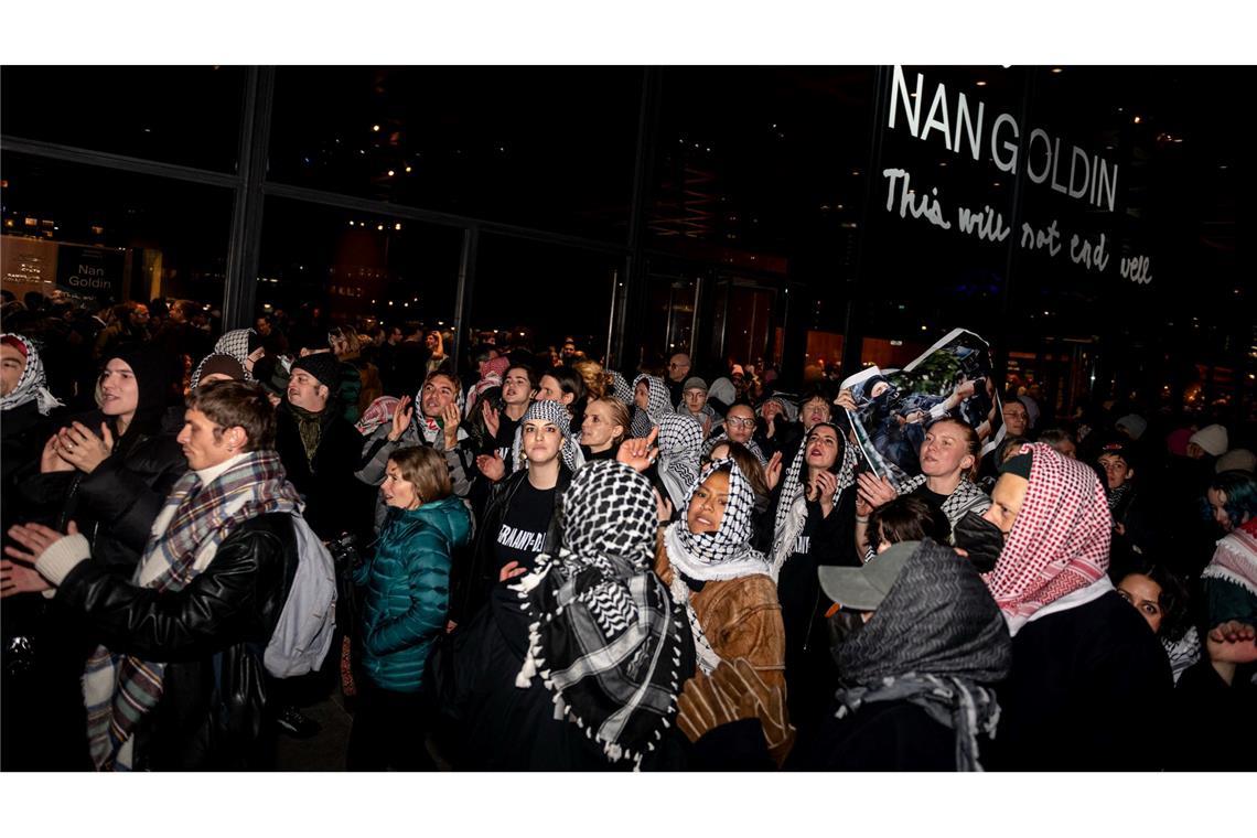 Die Ausstellungseröffnung von Nan Goldin in Berlin wird von Protesten begleitet.