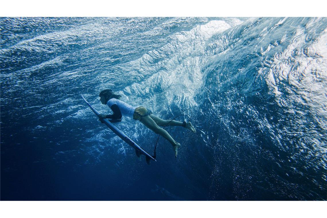 Die australische Surferin Molly Picklum trainiert auf Tahiti: Der Wettkampfort bei den Olympischen Spielen ist  mehr als 15.700 Kilometer Luftlinie von Paris entfernt.