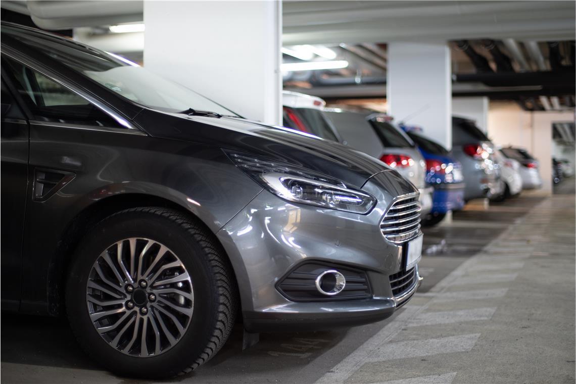 Die Autos auf den Straßen werden immer größer. Gerade in alten Parkhäusern kann es da eng werden. Foto: Stock Adobe/Wellnhofer Designs