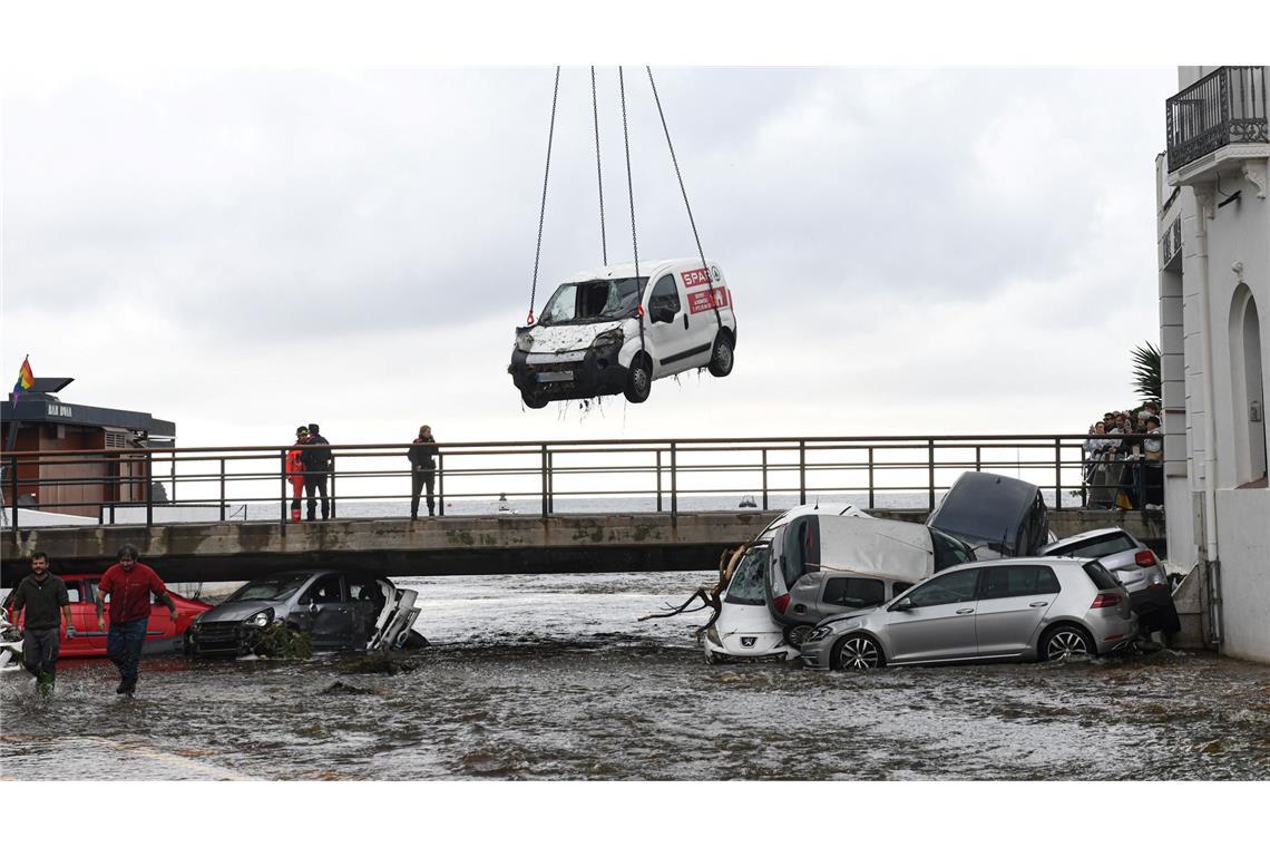 Die Autos werden in Cadaqués bereits geborgen.