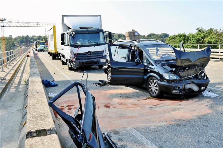 Die B14 wurde vorübergehend in beide Richtungen gesperrt. Foto: Matthias Nothstein 