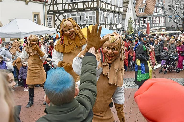 Die Backemer Träppler Buaba sorgen für Stimmung bei den vielen Zuschauerinnen und Zuschauern. Foto: Tobias Sellmaier