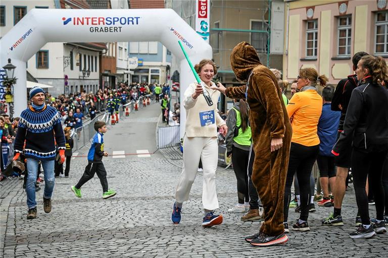 Die Backnanger Bürgerbühne sorgt für einen Hauch Star Wars. Juliane Putzmann als Prinzessin Leia übergibt den Stab an Gerhard Kleesattel als Chewbacca. Foto: Alexander Becher