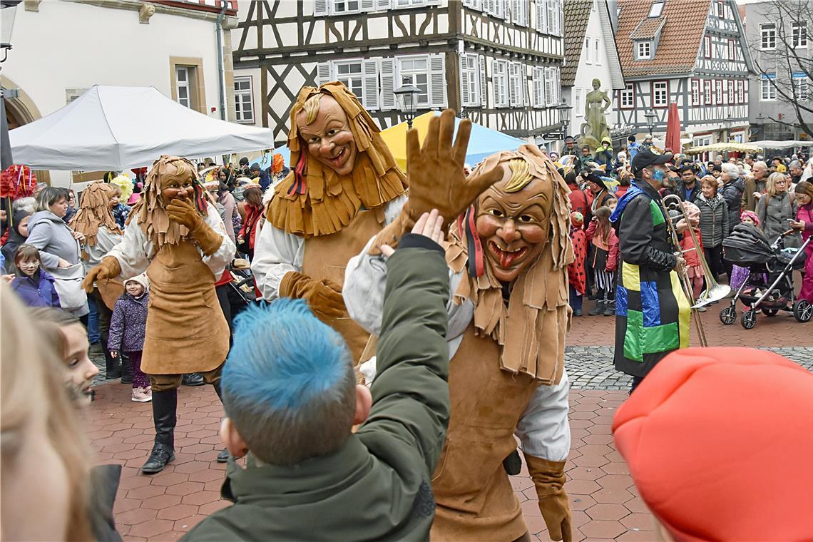 Die Backnanger Träppler Buaba sorgen auf dem Backnanger Wochenmarkt 2024 ordentlich für Stimmung. In diesem Jahr feiert die Gruppe des Backnanger Karnevals-Clubs ihr 30-Jahr-Jubiläum. Archivfoto: Tobias Sellmaier