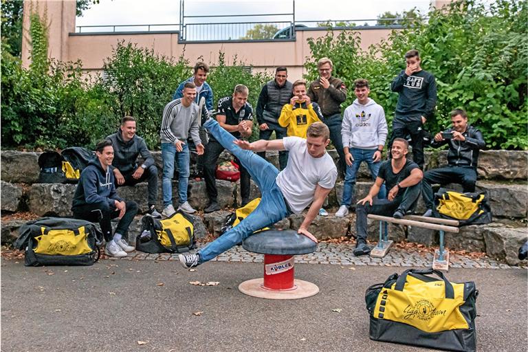 Die Backnanger Turner sind für die Drittliga-Saison gerüstet (von links): Timo Bölcke, Bastian Wullert, Luca Dörksen, Luis Ertel, Max Blessing, Florian Ellinger, Tim Tasol, Urs Böckheler, Robert Steiner, Björn Kuhn, Timo Bauer und Nico Zeisel. Vorne: Jonathan Cocks. Foto: C. Cocks